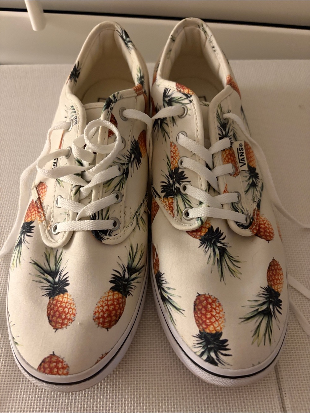 Vans women’s Artwood low pineapple print white lace up size 8.